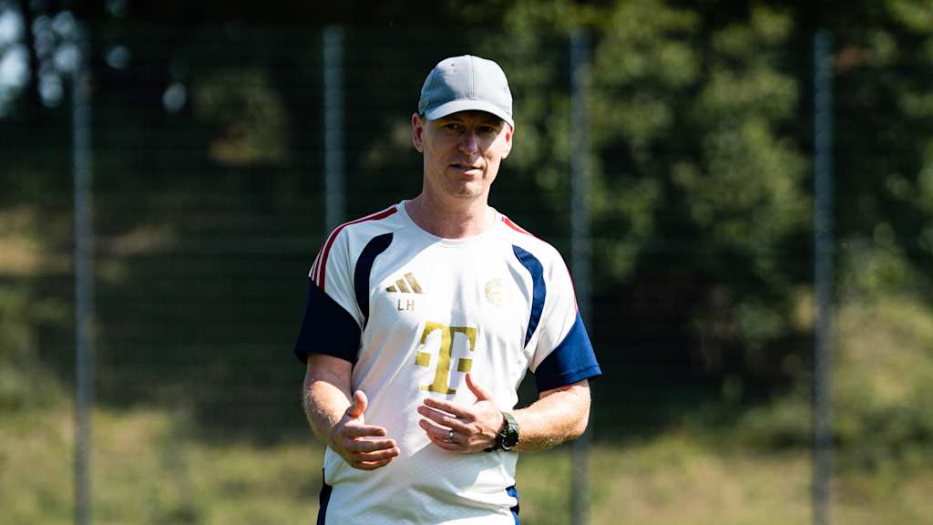 Leo Haas gestikuliert mit seinen Händen im Training.