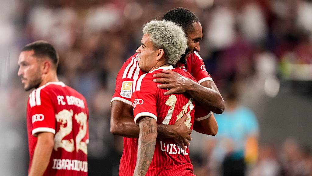 Luis Diaz und Jonathan Tah bejubeln ein Tor des FC Bayern
