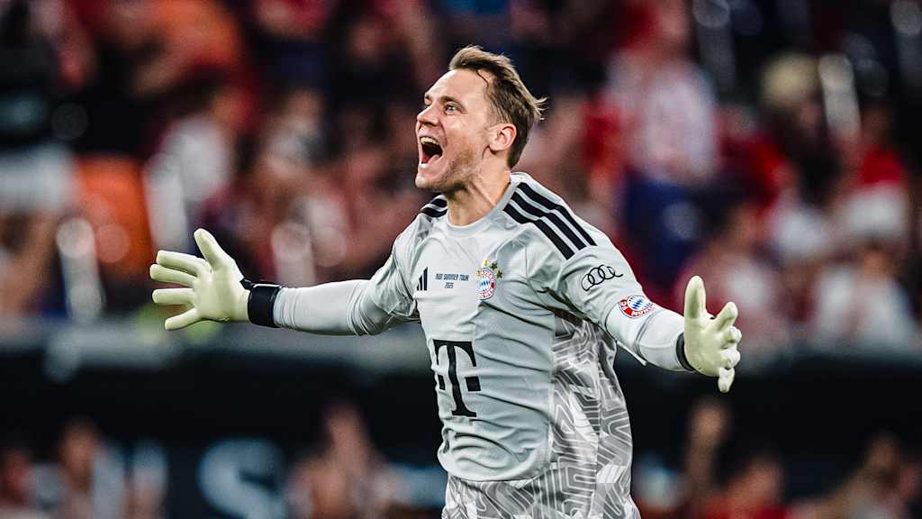 Manuel Neuer jubelt während des Audi Football Summit des FC Bayern gegen Aston Villa