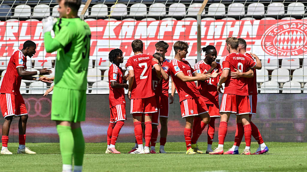 Die Amateure feiern ein Tor gegen Schweinfurt.
