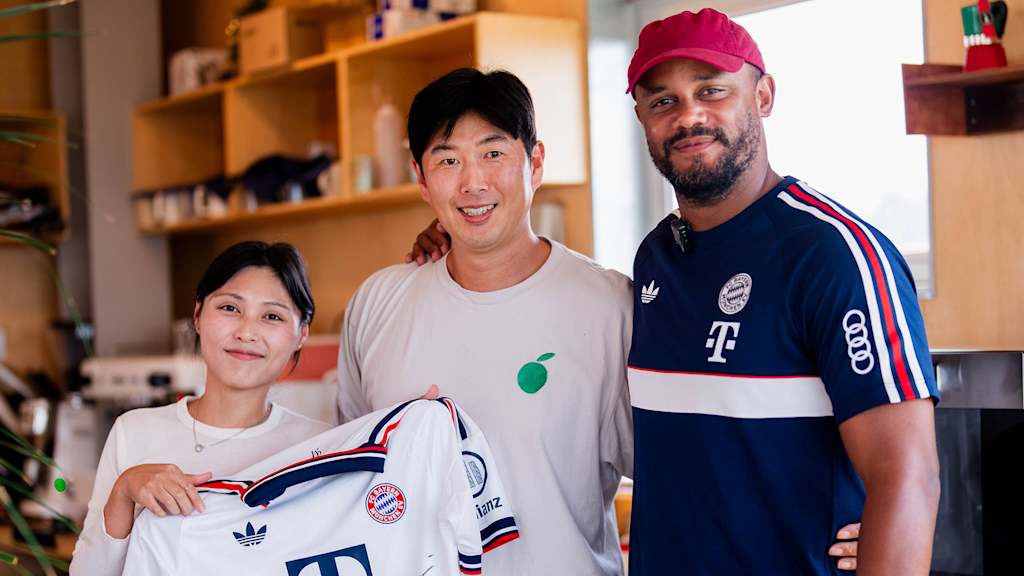 Vincent Kompany macht ein Foto mit den Betreibern einer Mandarinenfarm auf Jeju