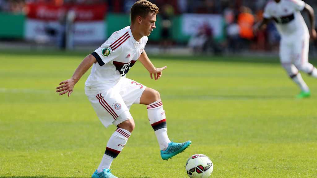 Joshua Kimmich stoppt einen Ball im Spiel des FC Bayern gegen Nöttingen