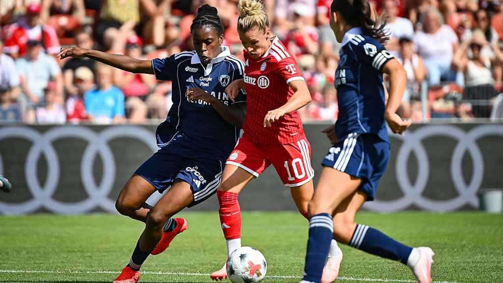 Linda Dallmann im Zweikampf während des Testspiels der FC Bayern Frauen im Sportpark Unterhaching gegen Paris FC
