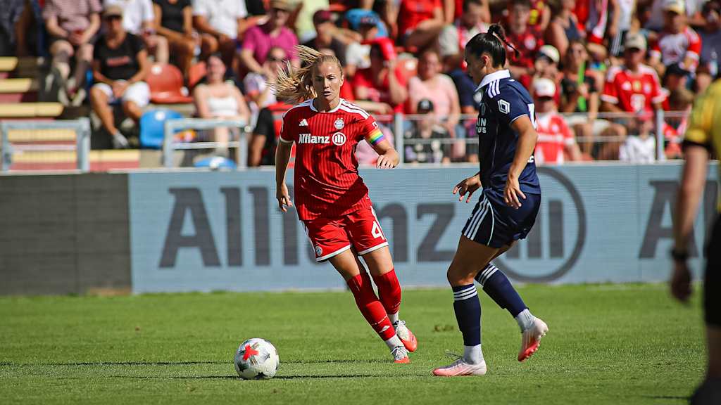 Glódís Perla Viggósdóttir mit Ball am Fuß während des Testspiels der FC Bayern Frauen im Sportpark Unterhaching gegen Paris FC