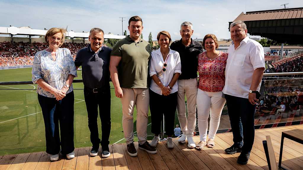 Monika Busch (Vorsitzende des Vereins EC Parksee Stockschützen e.V.), Manfred Schwabl (Präsident SpVgg Unterhaching), Korbinian Rausch (Erster Bürgermeister), Bianca Rech (Direktorin FC Bayern München), Herbert Hainer (Präsident FC Bayern München), Sabine Schmierl (Zweite Bürgermeisterin), Dr. Alfons Hofstetter (Dritter Bürgermeister)