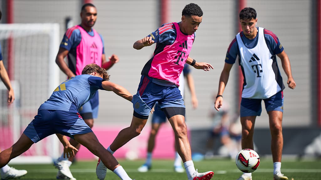 Jamal Musiala passt im Training des FC Bayern