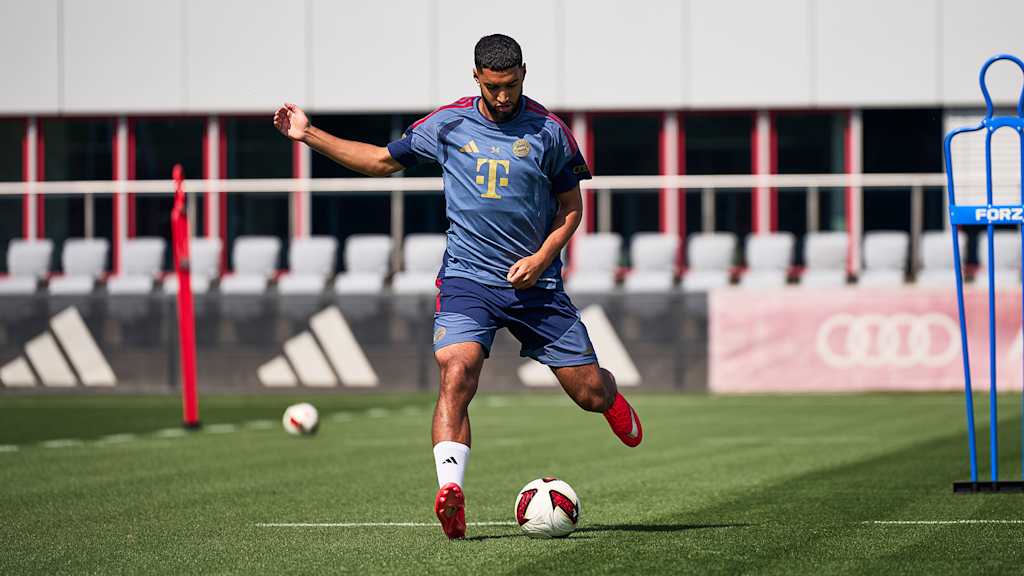 Ismael Saibari spielt einen Pass im Training des FC Bayern