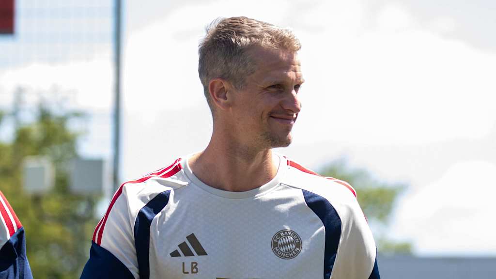 Lars Bender blickt zur Seite und lacht.