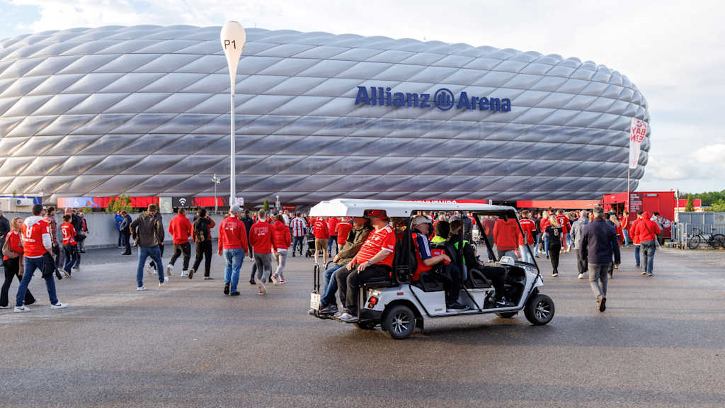 Shuttle-Service auf der Esplanade der Allianz Arena