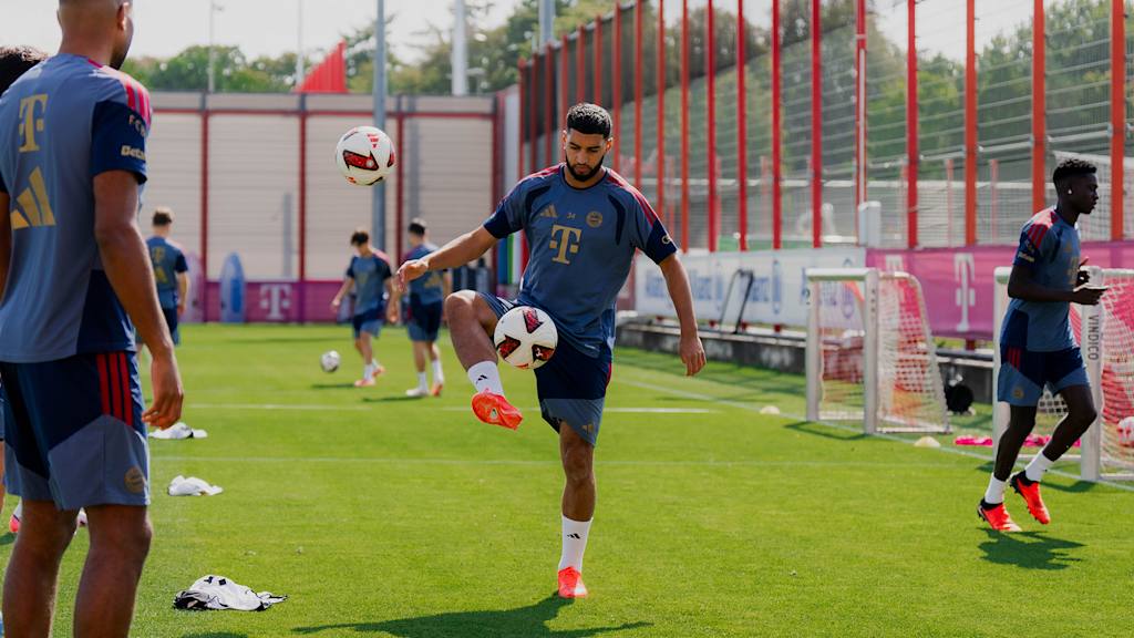 Ismael Saibari spielt einen Pass im Training des FC Bayern