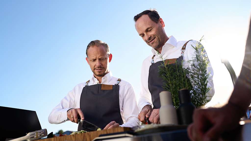 Rouven Kasper und Dr. Axel Kniehl testen die neue Miele Outdoor Küche und kochen zusammen.