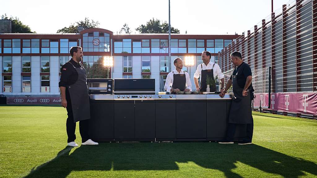 Spitzenkoch Julian Resch, zusammen mit dem Vorstand Marketing & Vertrieb des FC Bayern Rouven Kasper, Dr. Axel Kniehl Geschäftsführer Marketing & Sales der Miele-Gruppe und Roy Makaay FC Bayern Legende an der Miele Outdoor Küche am Tag des Test Events