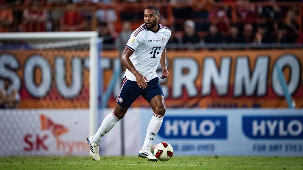 Jonathan Tah führt den Ball am Fuß im Away Trikot