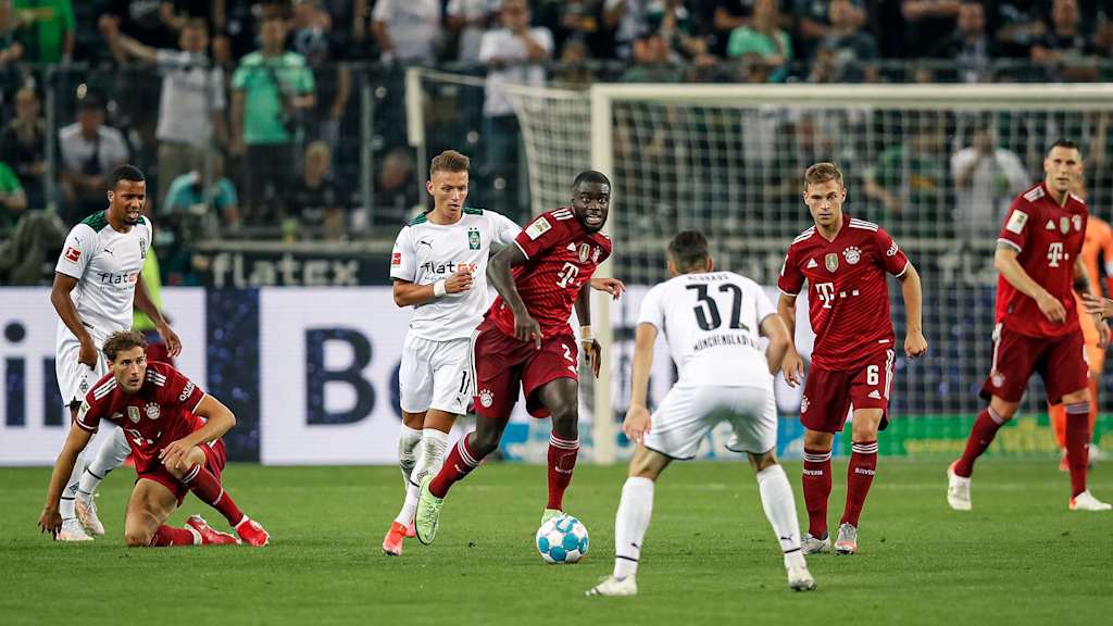 Dayot Upamecano spielt einen Pass im Spiel gegen Gladbach