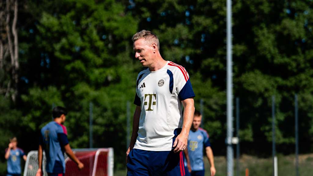Leo Haas schaut nach rechts unten im Training der U19.