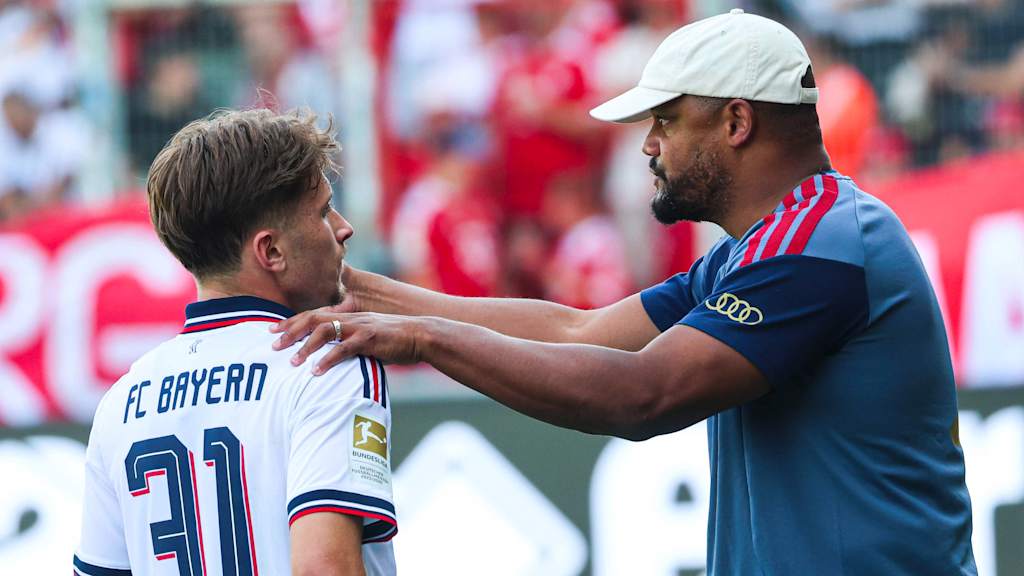 Vincent Kompany hat die Hände auf den Schultern von Tim Binder.