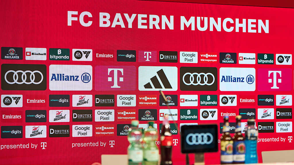 Podest im Medienraum des FC Bayern