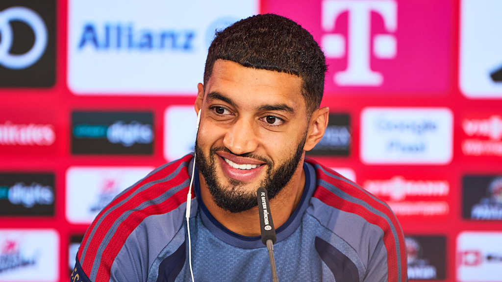 Ismael Saibari spricht auf einer PK