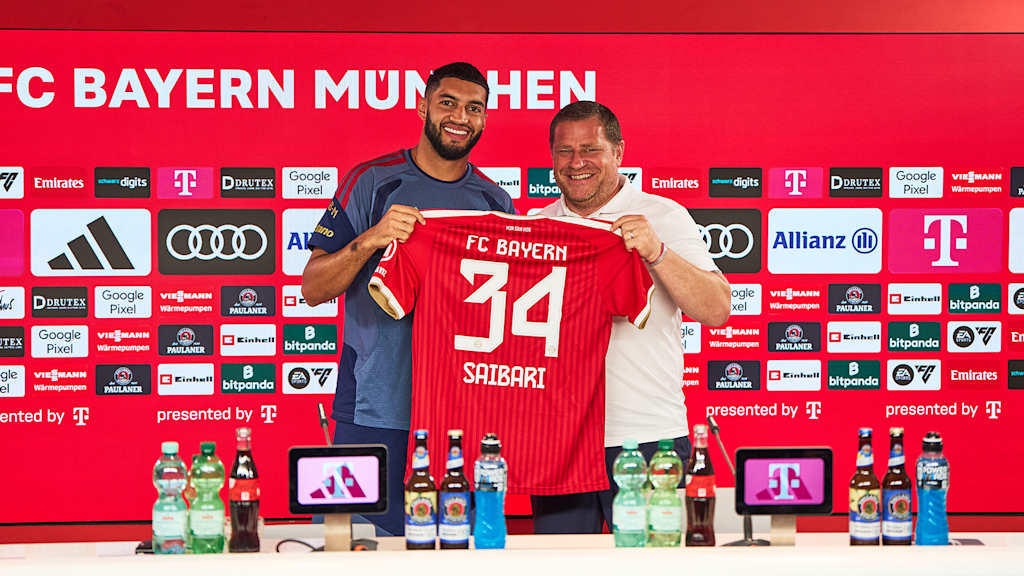 Ismael Saibari und Sportvorstand Max Eberl halten ein Trikot mit der Nummer 34 hoch