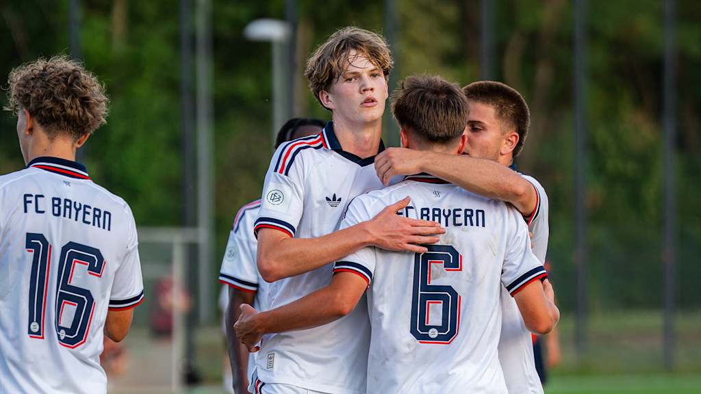 Philipp von Taube und Simon Schaff jubeln während des Gastspiels der FC Bayern U19 in der DFB-Nachwuchsliga beim SGV Heilbronn-Freiberg