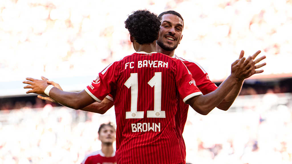 Nathaniel Brown und Arijon Ibrahimovic bejubeln ein Tor des FC Bayern im Telekom Cup