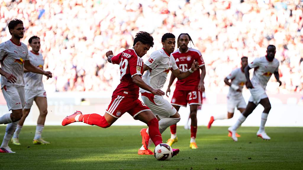 Maycon Cardozo schießt im Telekom Cup auf das Tor