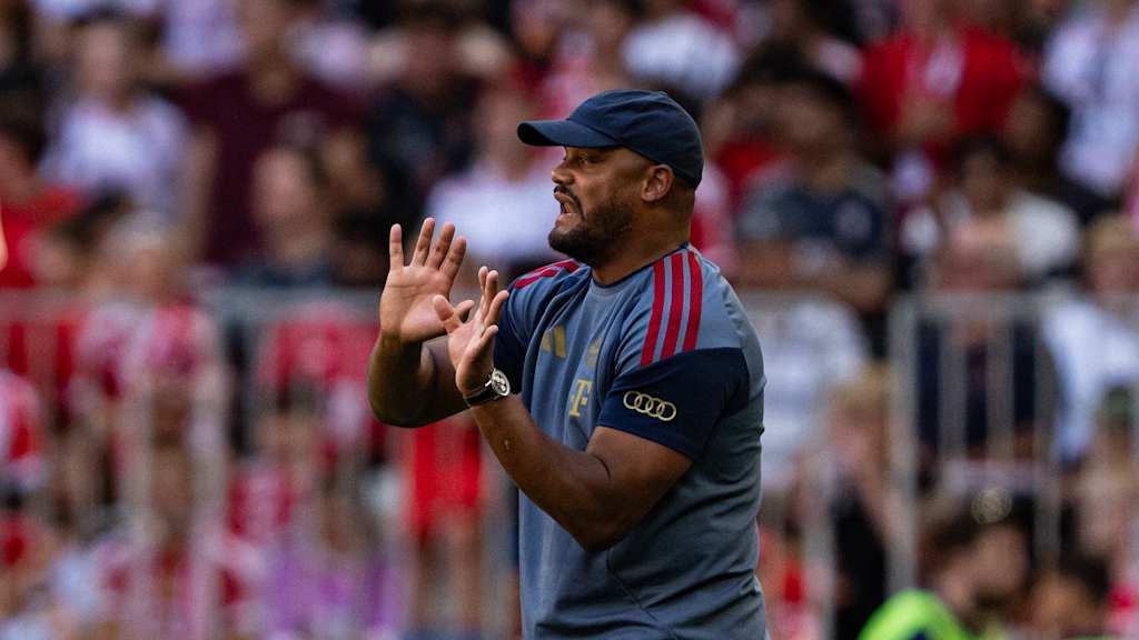 Vincent Kompany gibt im Telekom Cup Anweisungen