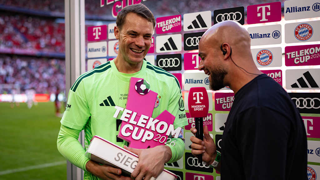 Manuel Neuer mit dem Pokal des Telekom Cups im Interview