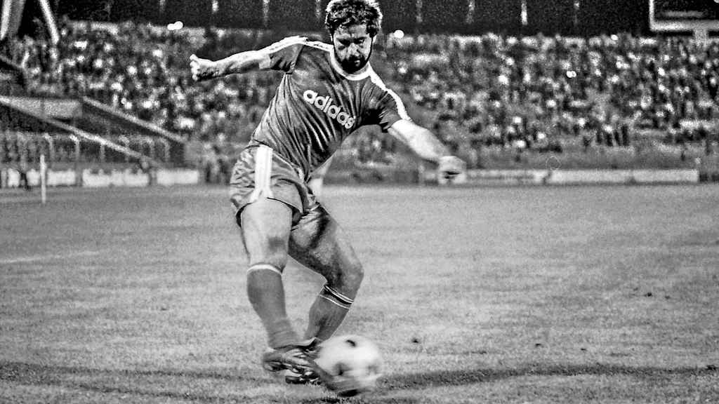 Gerd Müller schießt aufs Tor