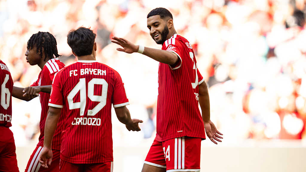 Maycon Cardozo und Ismael Saibari bejubel ein Tor im Telekom Cup