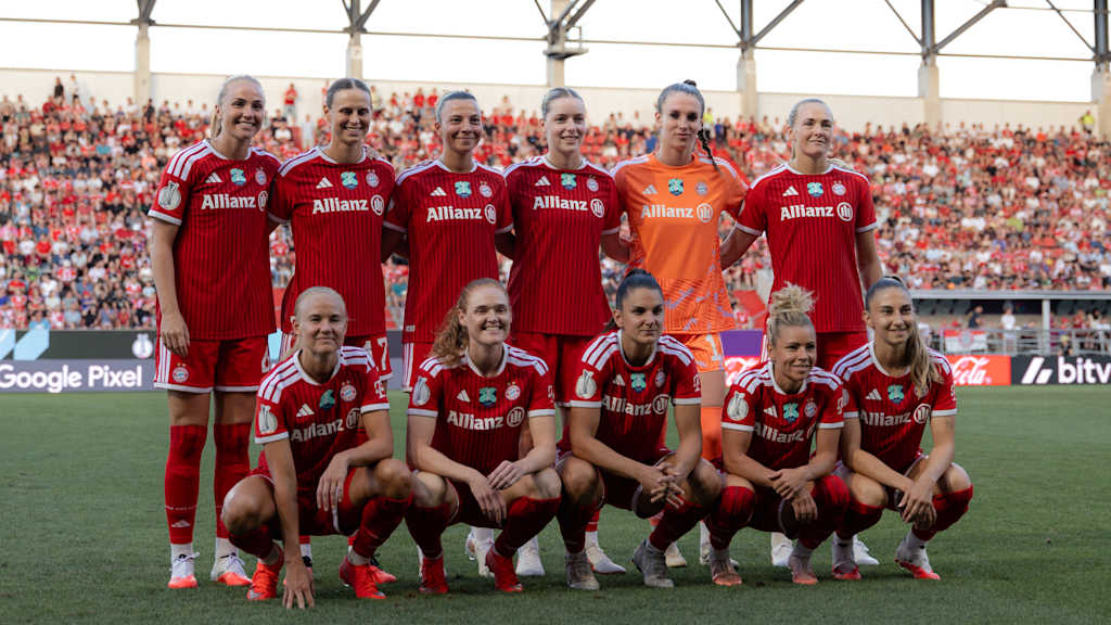 Die Startformation der FC Bayern Frauen in Ingolstadt gegen den VfL Wolfsburg.