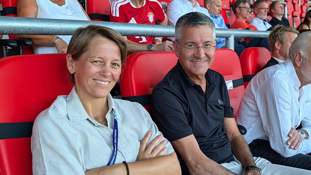 Bianca Rech und Herbert Hainer auf der Tribüne des Audi-Sportparks.