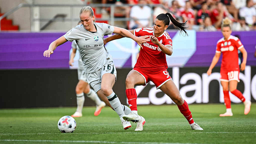 Jovana Damnjanović im Zweikampf während des Google Pixel Supercup zwischen dem FC Bayern und dem VfL Wolfsburg