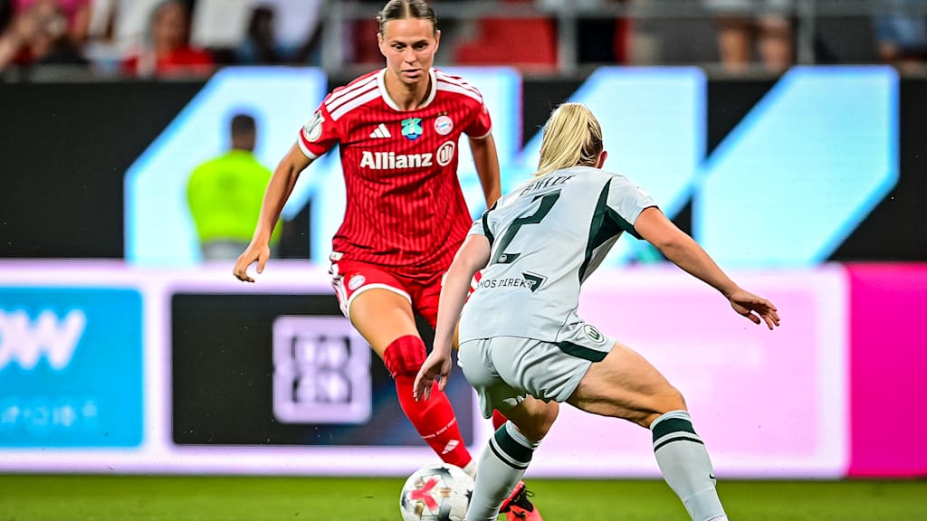 Klara Bühl mit Ball am Fuß während des Google Pixel Supercup zwischen dem FC Bayern und dem VfL Wolfsburg
