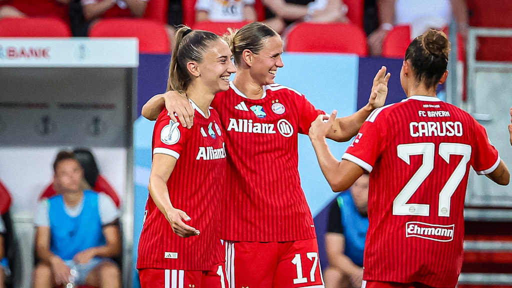 Katharina Naschenweng, Klara Bühl und Arianna Caruso jubeln während des Google Pixel Supercup zwischen dem FC Bayern und dem VfL Wolfsburg