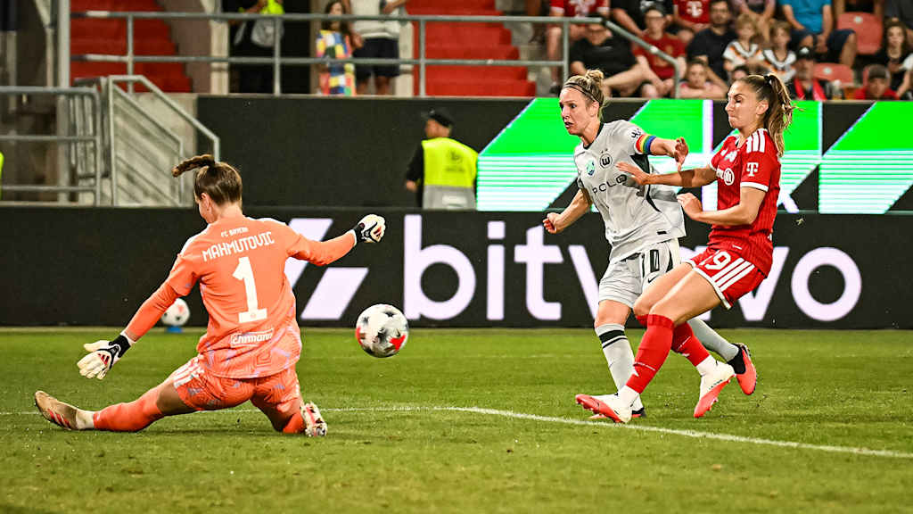 Ena Mahmutovic pariert während des Google Pixel Supercup zwischen dem FC Bayern und dem VfL Wolfsburg