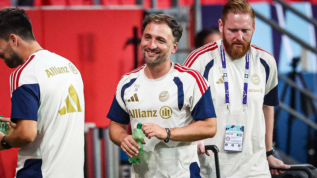 José Barcala mit einem Grinsen an der Seitenlinie während des Google Pixel Supercup zwischen den FC Bayern Frauen und dem VfL Wolfsburg