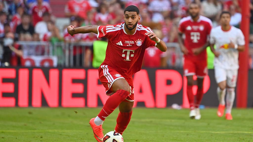 Ismael Saibari dribbelt mit dem Ball im Spiel des FC Bayern gegen RB Leipzig.