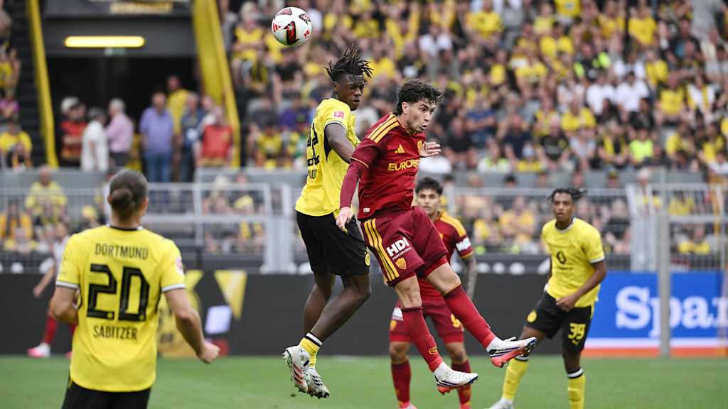 Joane Gadou führt einen Zweikampf im Spiel von Borussia Dortmund gegen AS Rom.
