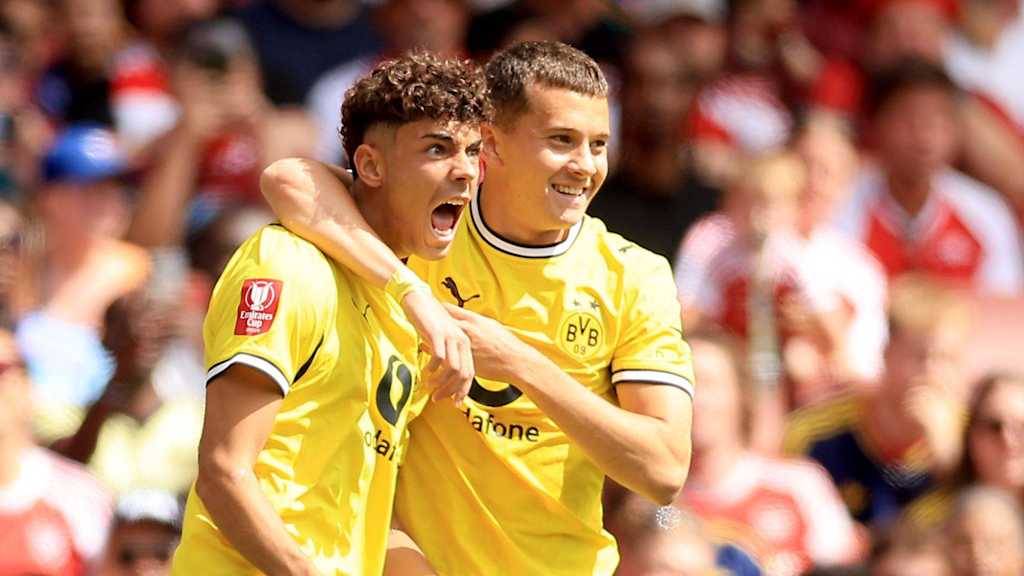 Samuele Inácio und Konstantinos Karetsas bejubeln ein Tor von Borussia Dortmund.