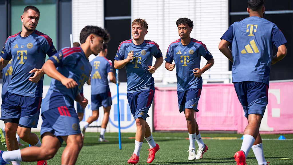Spieler des FC Bayern laufen sich im Training warm