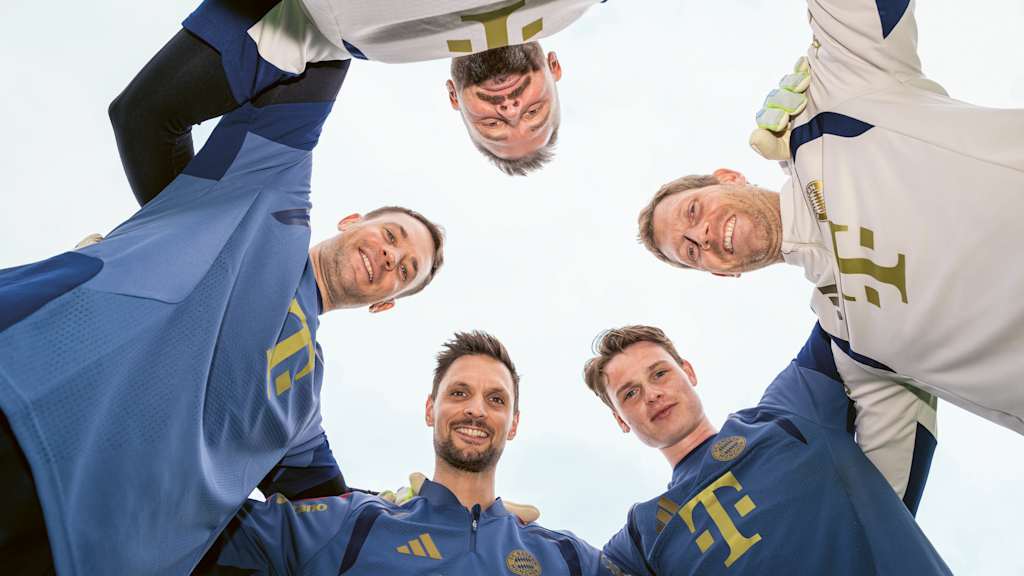 Das Tortwartteam des FC Bayern mit Neuer, Ulreich und Urbig