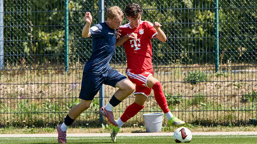 Deni Zubovic im Zweikampf am FC Bayern Campus.