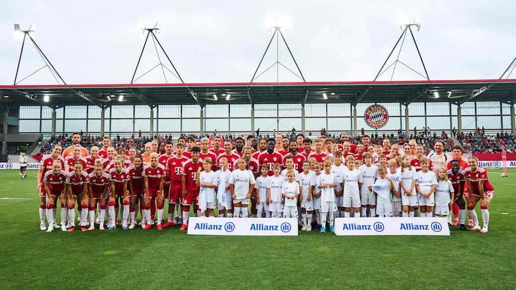 Ein gemeinsames Foto der FC Bayern Männer und Frauen
