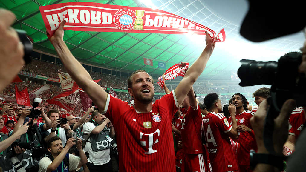 Harry Kane bejubelt den Gewinn des DFB-Pokals.