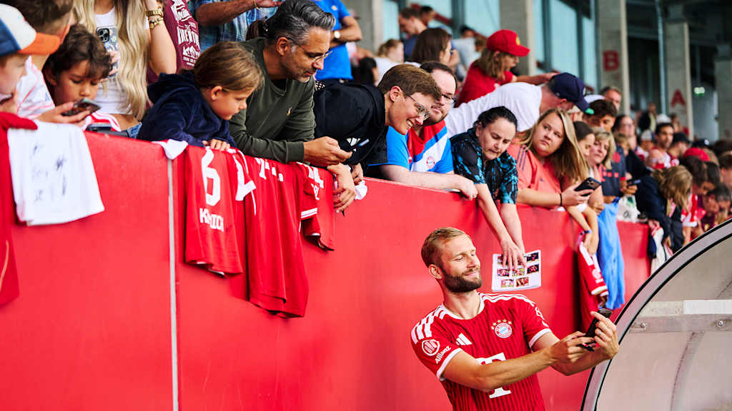 Konrad Laimer macht ein Foto mit Fans