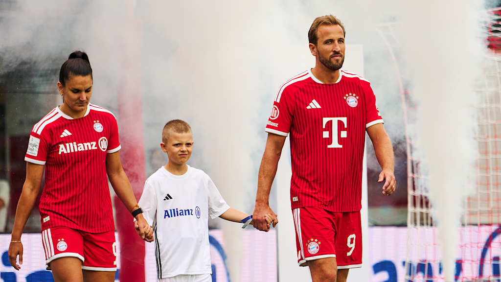 Harry Kane und Jovana Damnjanovic laufen beim Team Day ein