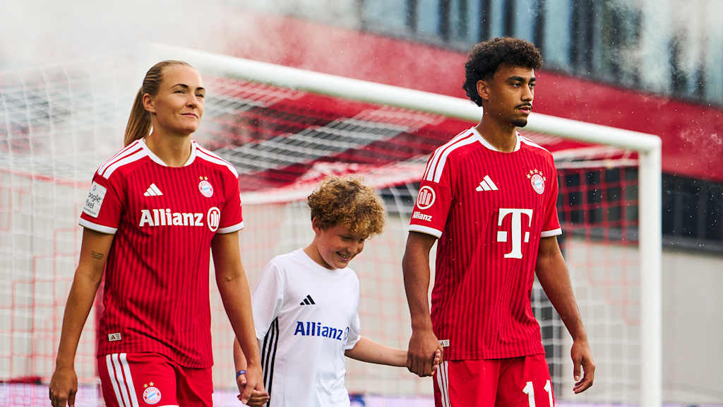 Ein gemeinsames Foto der FC Bayern Männer und Frauen