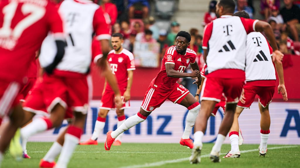 Alphonso Davies im roten Trikot im Training am Campus