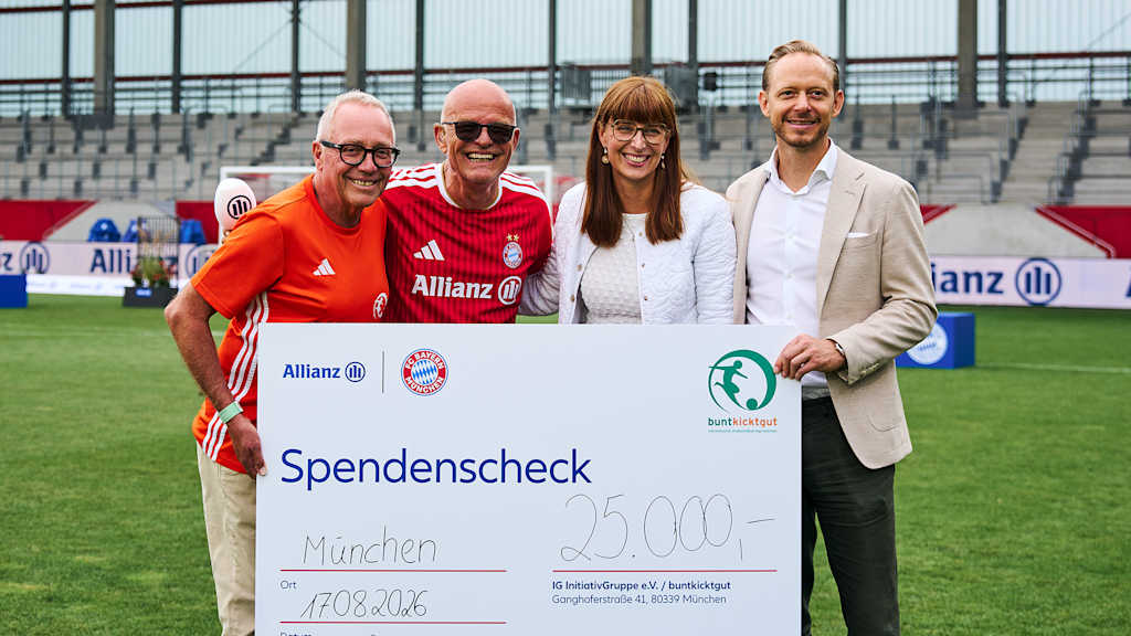 Übergabe des Spendenschecks des Allianz FC Bayern Team Days